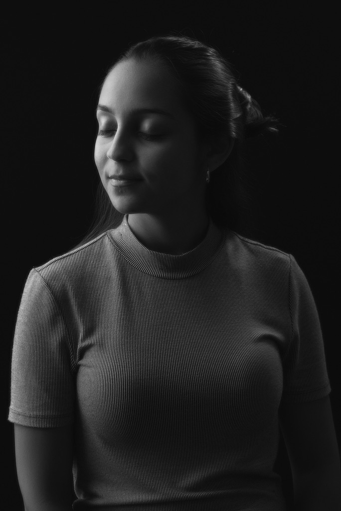 Retrato em preto e branco da fotógrafa Raquel Amorim